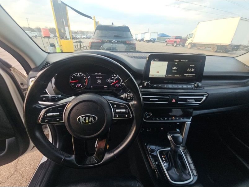 Used 2021 Kia Seltos SX w/ SX Sunroof Package image 28