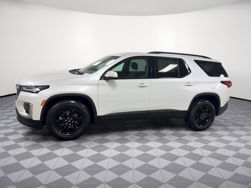 Used 2023 Chevrolet Traverse LT FWD image 2