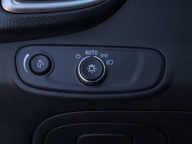 Used 2022 Chevrolet Trax LT w/ LT Convenience Package image 24