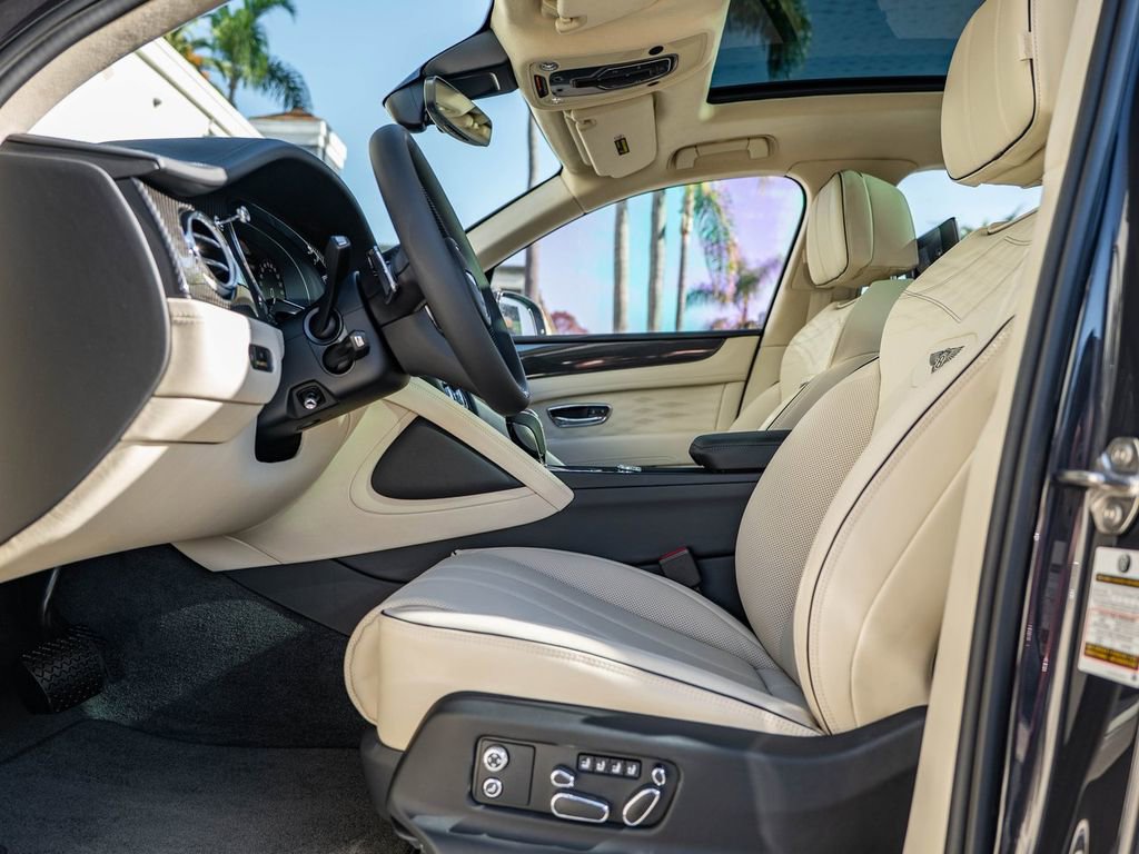 Used 2025 Bentley Bentayga image 10