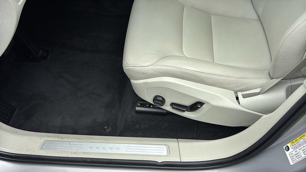 Certified 2024 Volvo XC60 B5 Plus w/ Climate Package AWD/4WD image 25