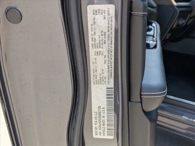 Used 2025 Jeep Grand Cherokee Overland w/ Luxury Tech Group IV AWD/4WD image 24