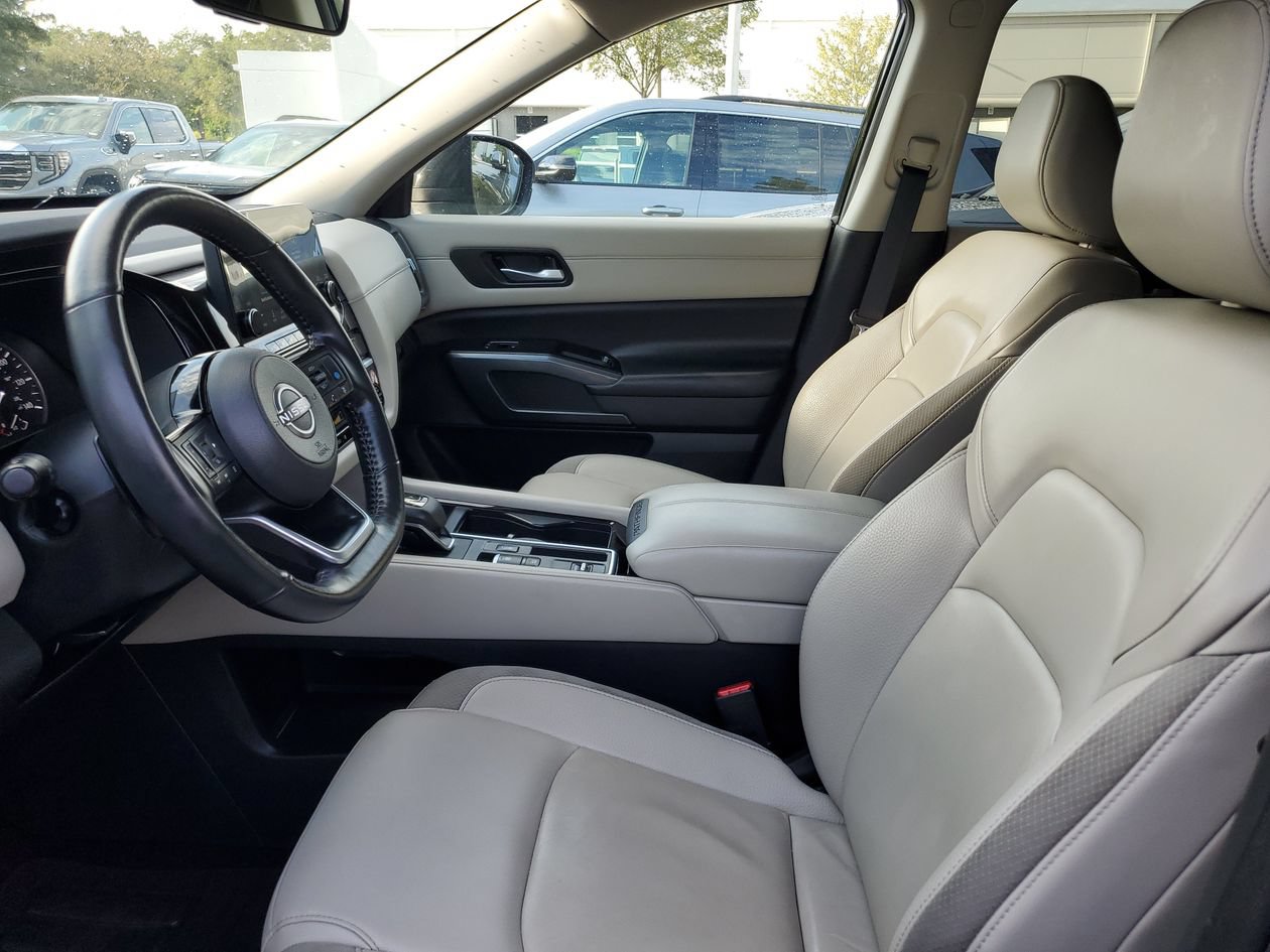 Used 2025 Nissan Pathfinder SL FWD image 18