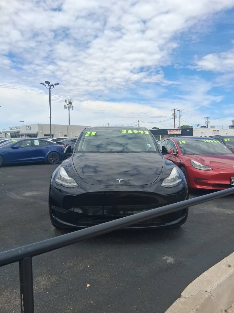 Used 2023 Tesla Model Y Long Range AWD/4WD image 1