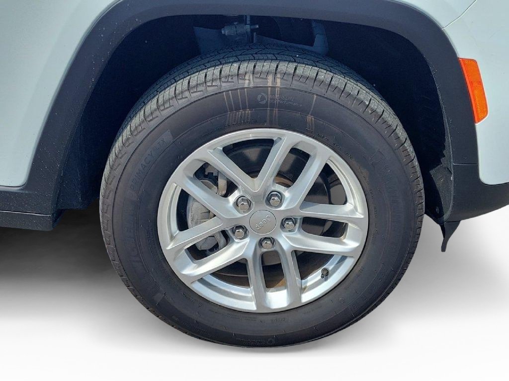 Used 2025 Jeep Grand Cherokee Laredo RWD image 7