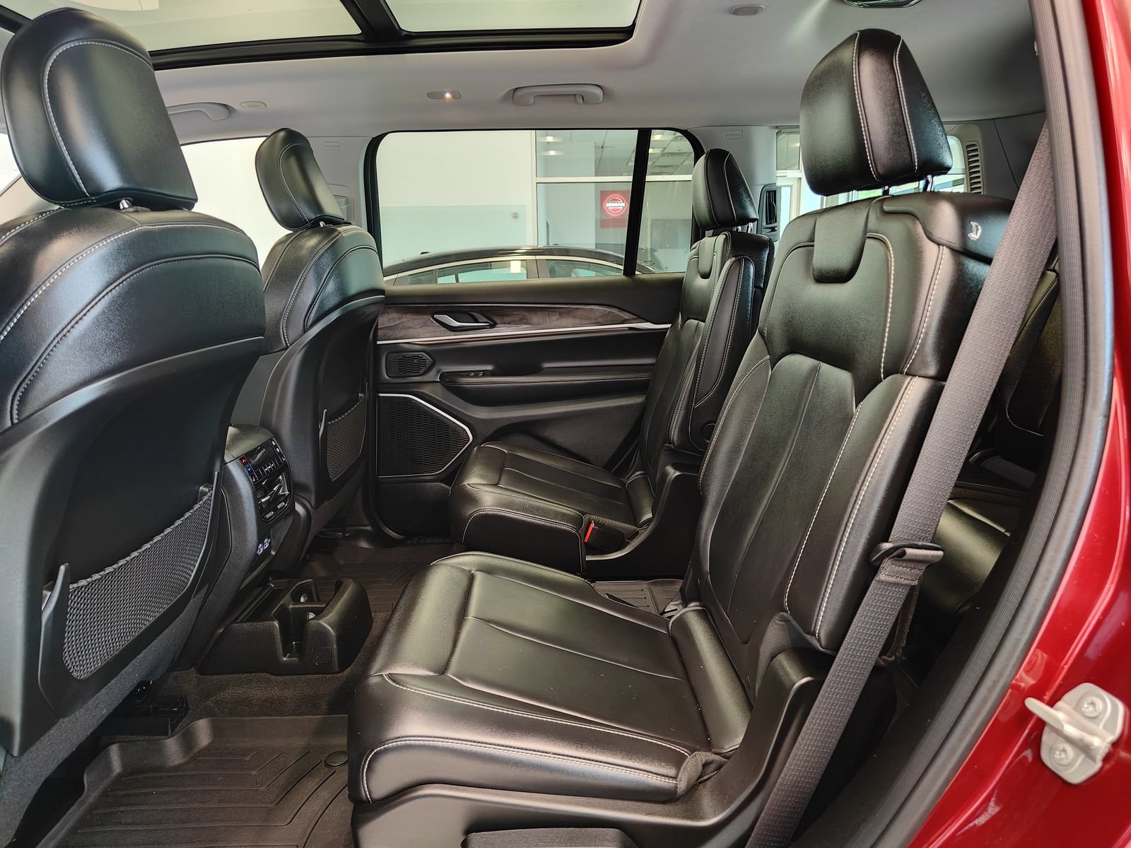 Used 2022 Jeep Grand Cherokee L Limited w/ Black Appearance Package AWD/4WD image 11