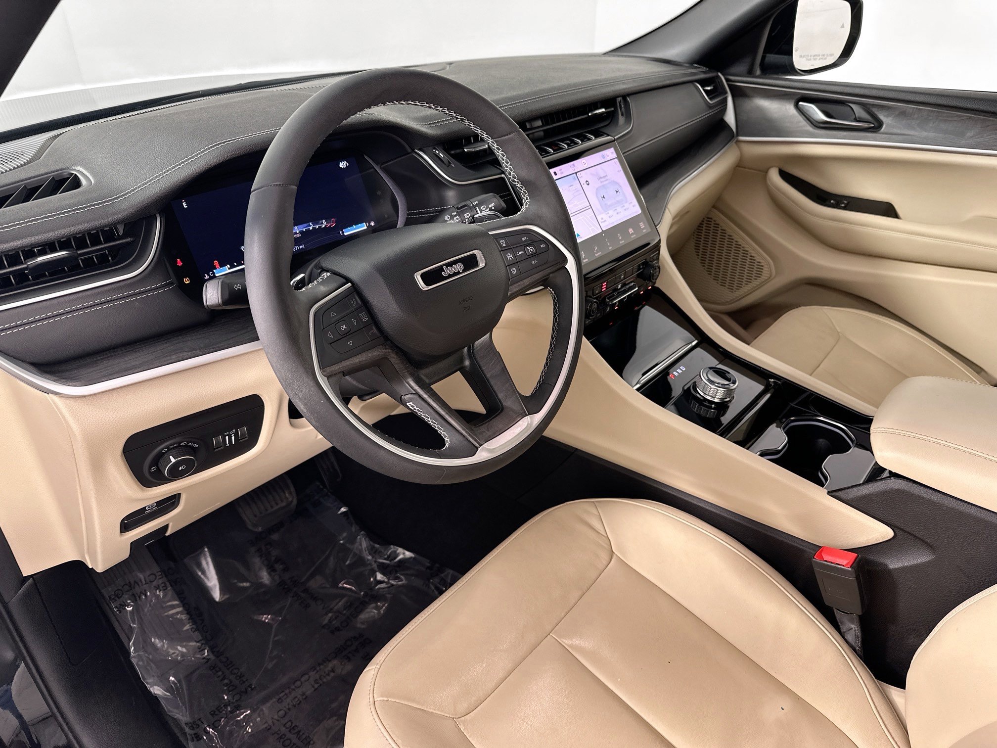 Used 2023 Jeep Grand Cherokee Limited w/ Black Appearance Package image 9