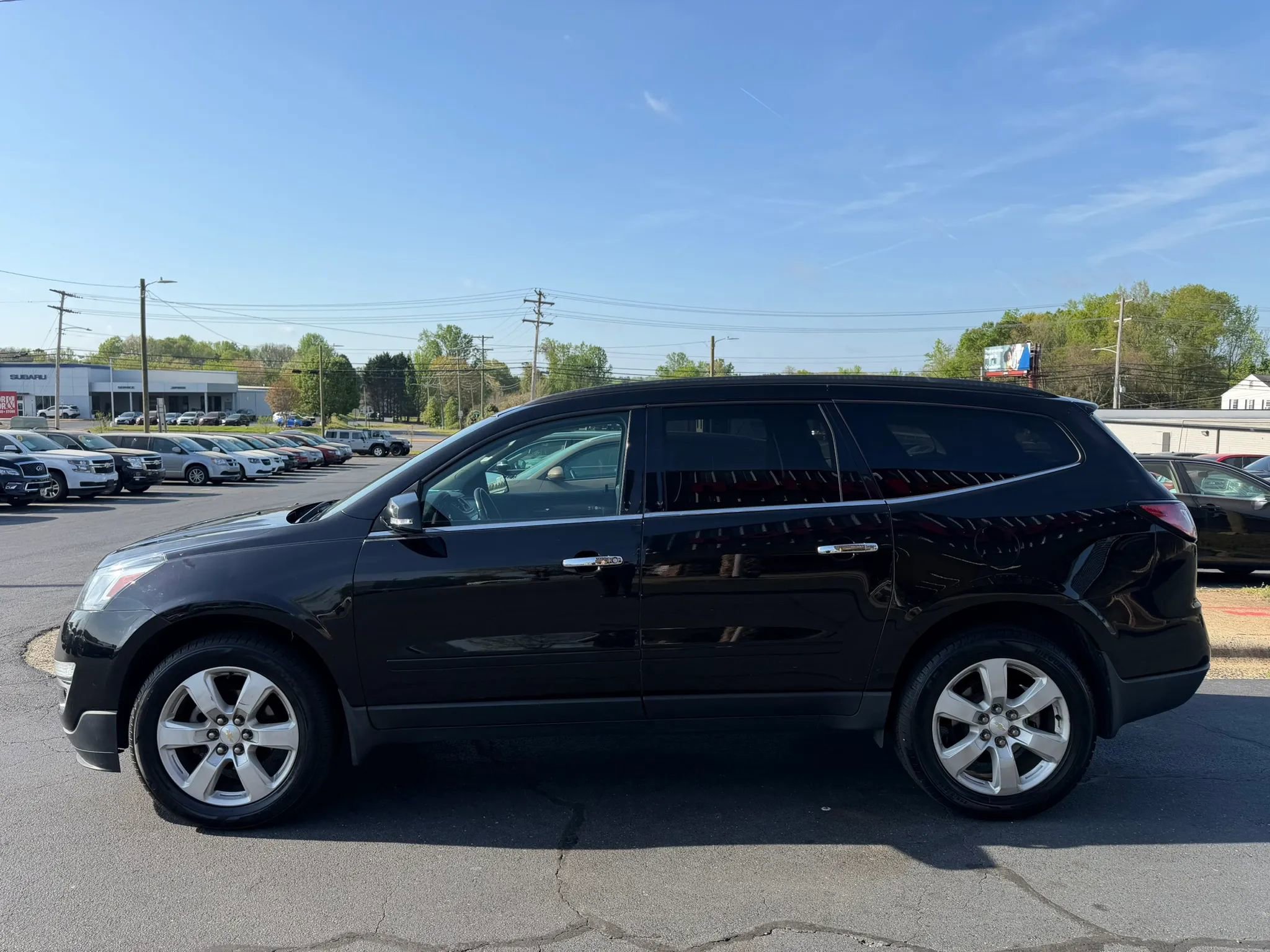 Used 2017 Chevrolet Traverse LT w/ Style and Technology Package FWD image 4