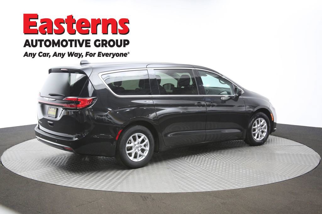 Used 2023 Chrysler Pacifica Touring-L FWD image 41