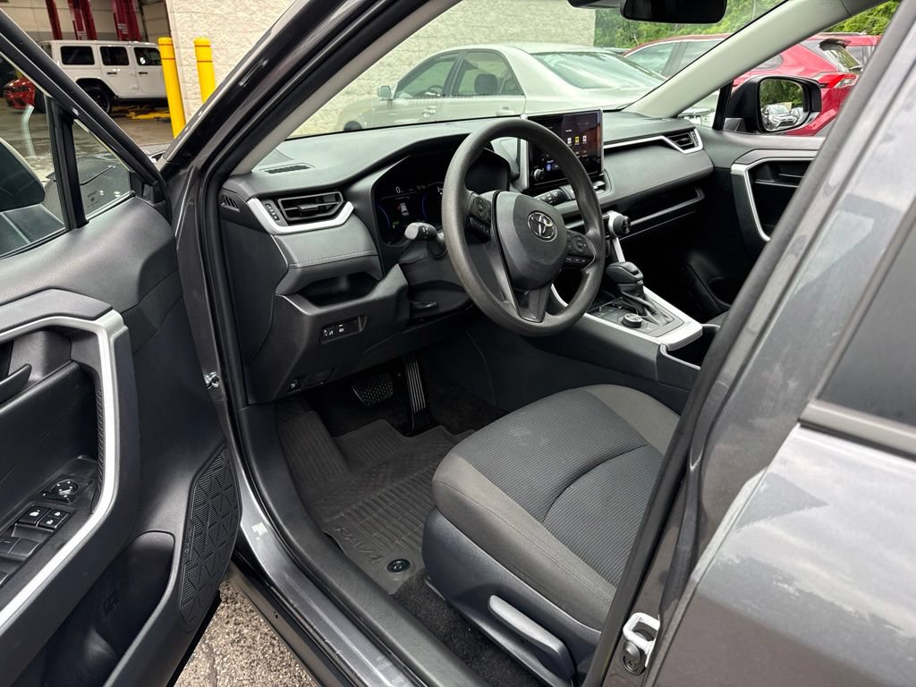 Used 2025 Toyota RAV4 LE AWD/4WD image 8