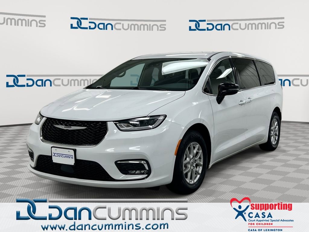 Used 2025 Chrysler Pacifica Select image 1