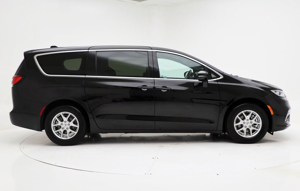Used 2025 Chrysler Pacifica Select FWD image 3