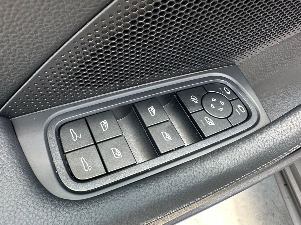 Used 2025 Porsche Panamera image 15