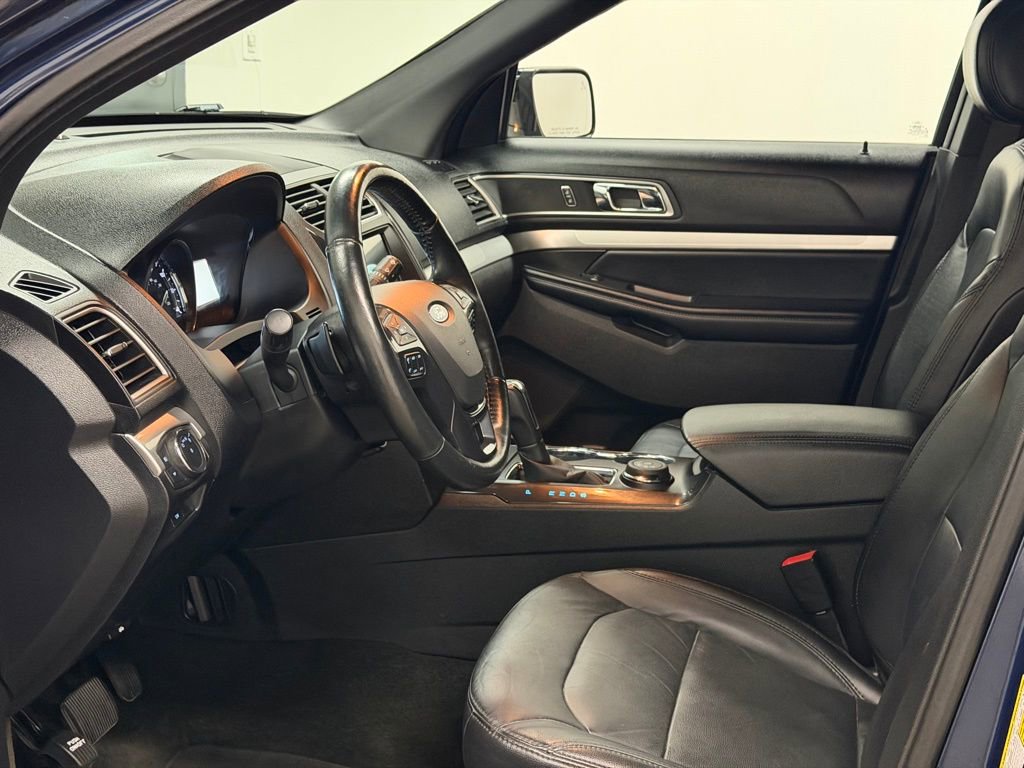 Used 2017 Ford Explorer XLT w/ Equipment Group 202A AWD/4WD image 32