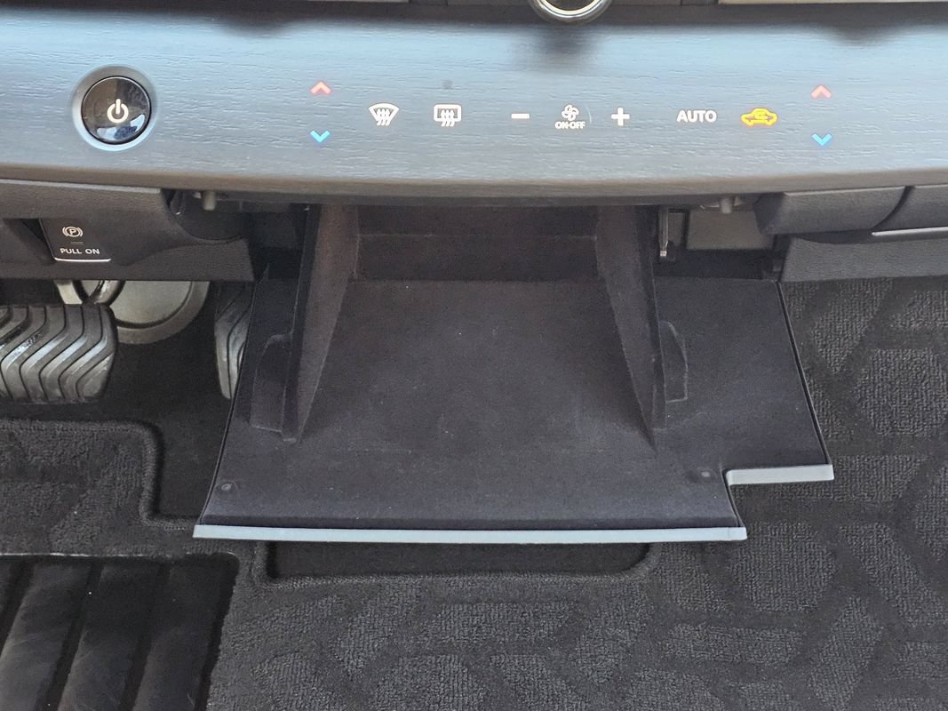 Used 2024 Nissan Ariya AWD image 32