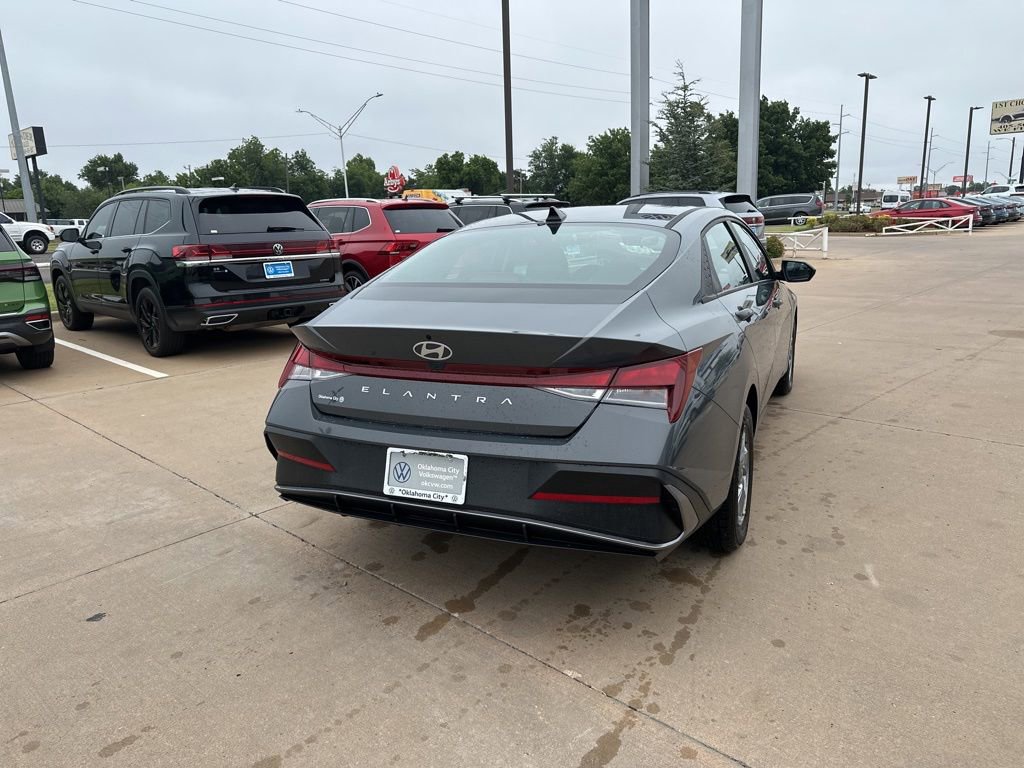 Used 2024 Hyundai Elantra SE FWD image 4