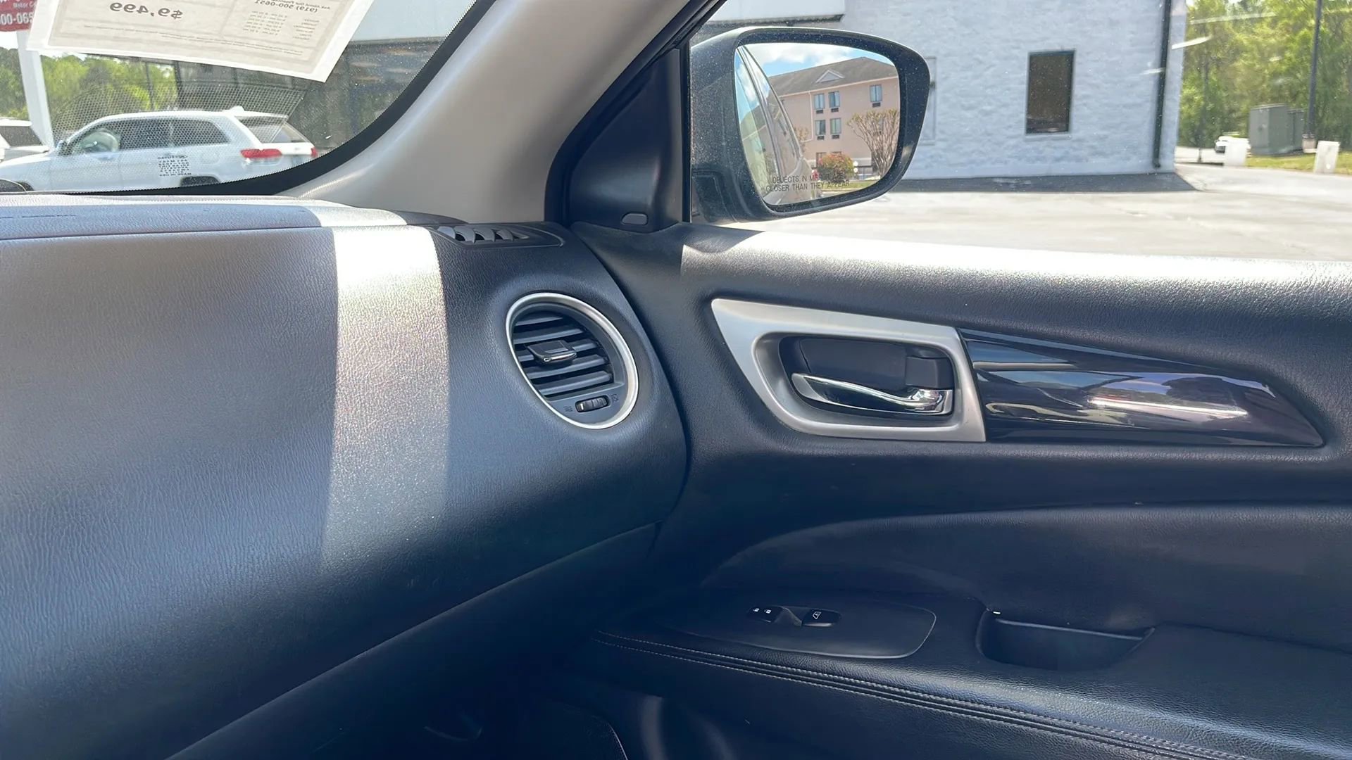 Used 2019 Nissan Pathfinder SV image 15