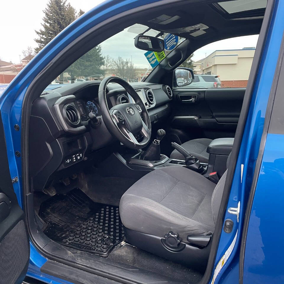 Used 2017 Toyota Tacoma TRD Sport image 10
