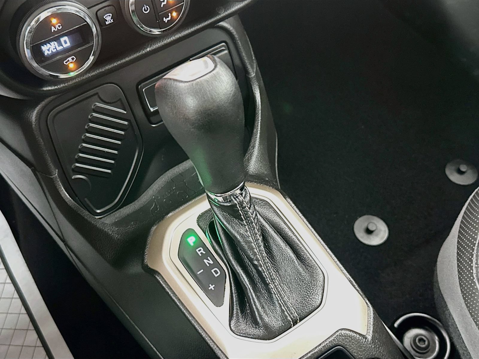 Used 2017 Jeep Renegade Limited w/ Advanced Technology Group FWD image 17