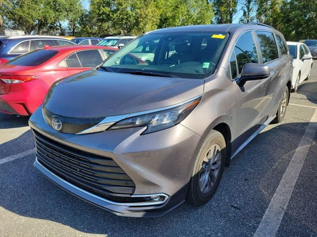 Used 2024 Toyota Sienna XLE w/ XLE Plus Package FWD image 8