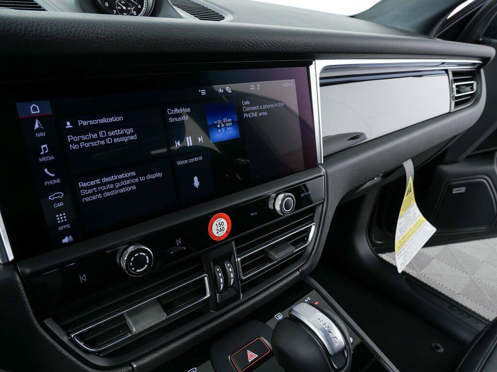 Certified 2026 Porsche Macan AWD/4WD image 12