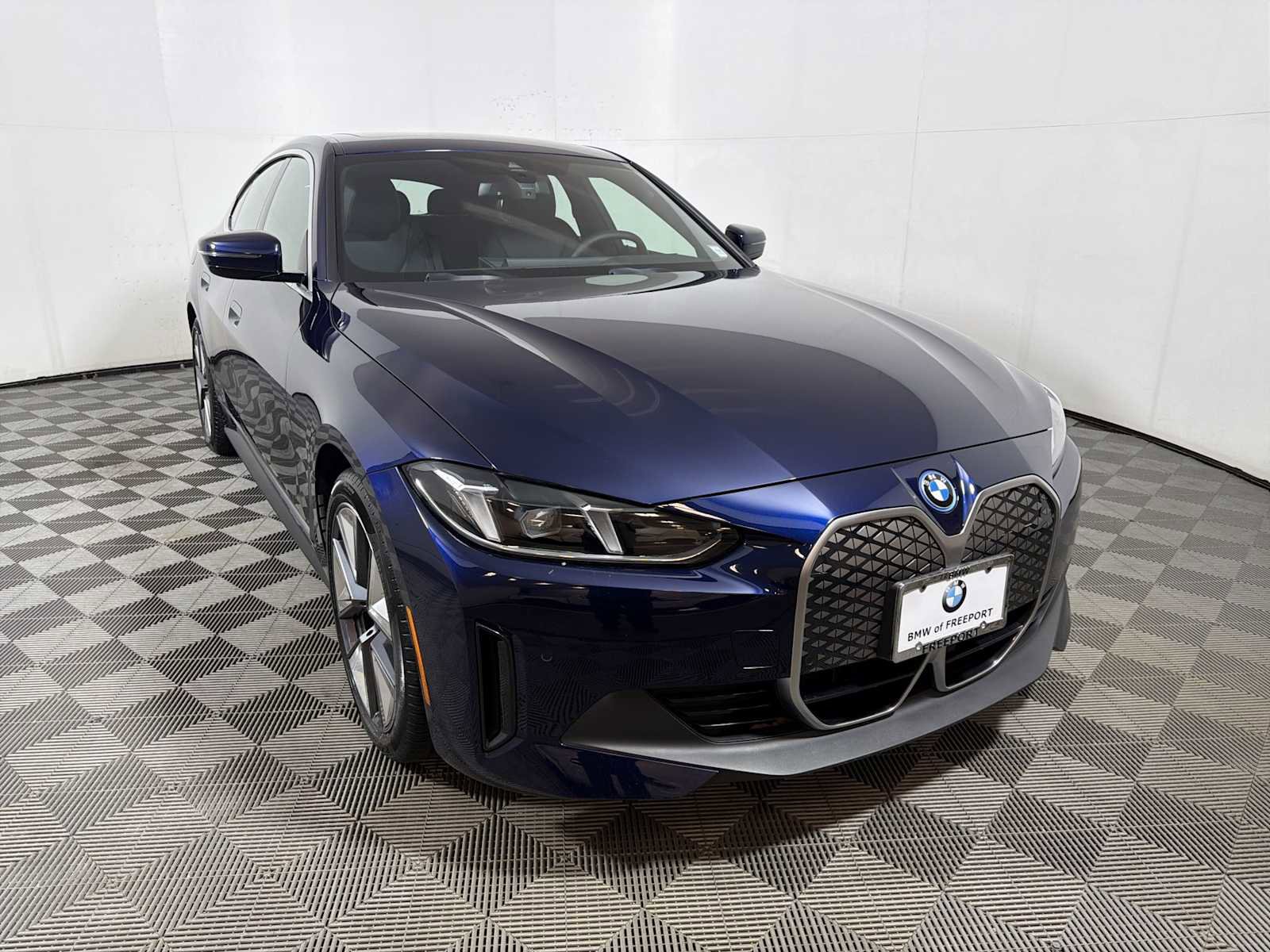 Used 2025 BMW i4 eDrive40 w/ Premium Package image 2
