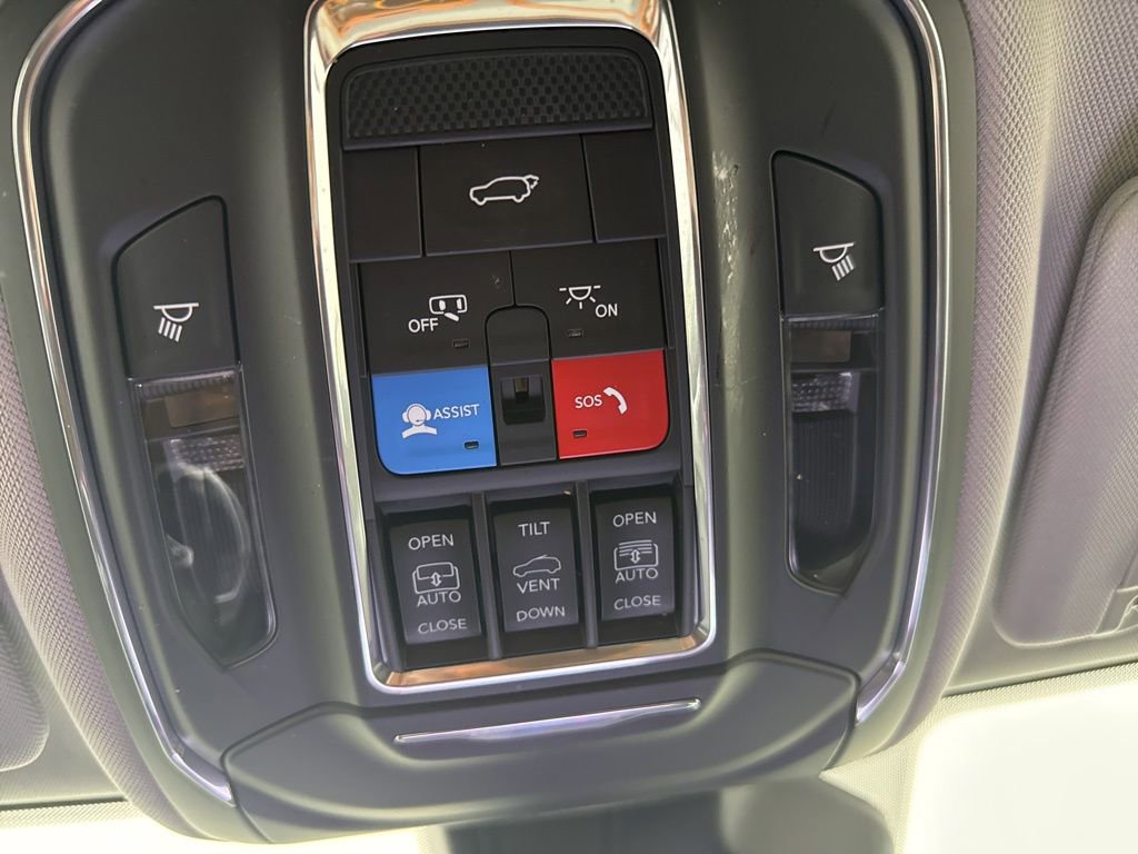 Used 2023 Jeep Grand Cherokee L Limited w/ Black Appearance Package AWD/4WD image 21