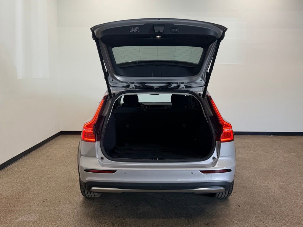 Used 2025 Volvo V60 B5 Cross Country Plus AWD/4WD image 5