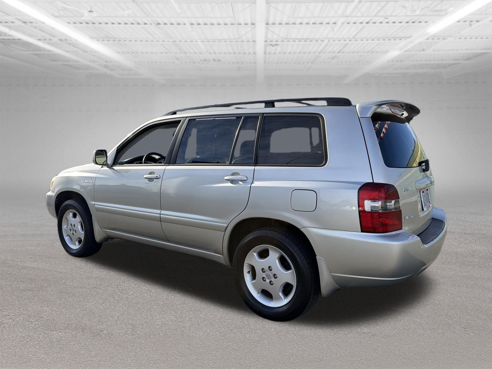 Used 2005 Toyota Highlander 4WD V6 w/ 3rd Row image 3