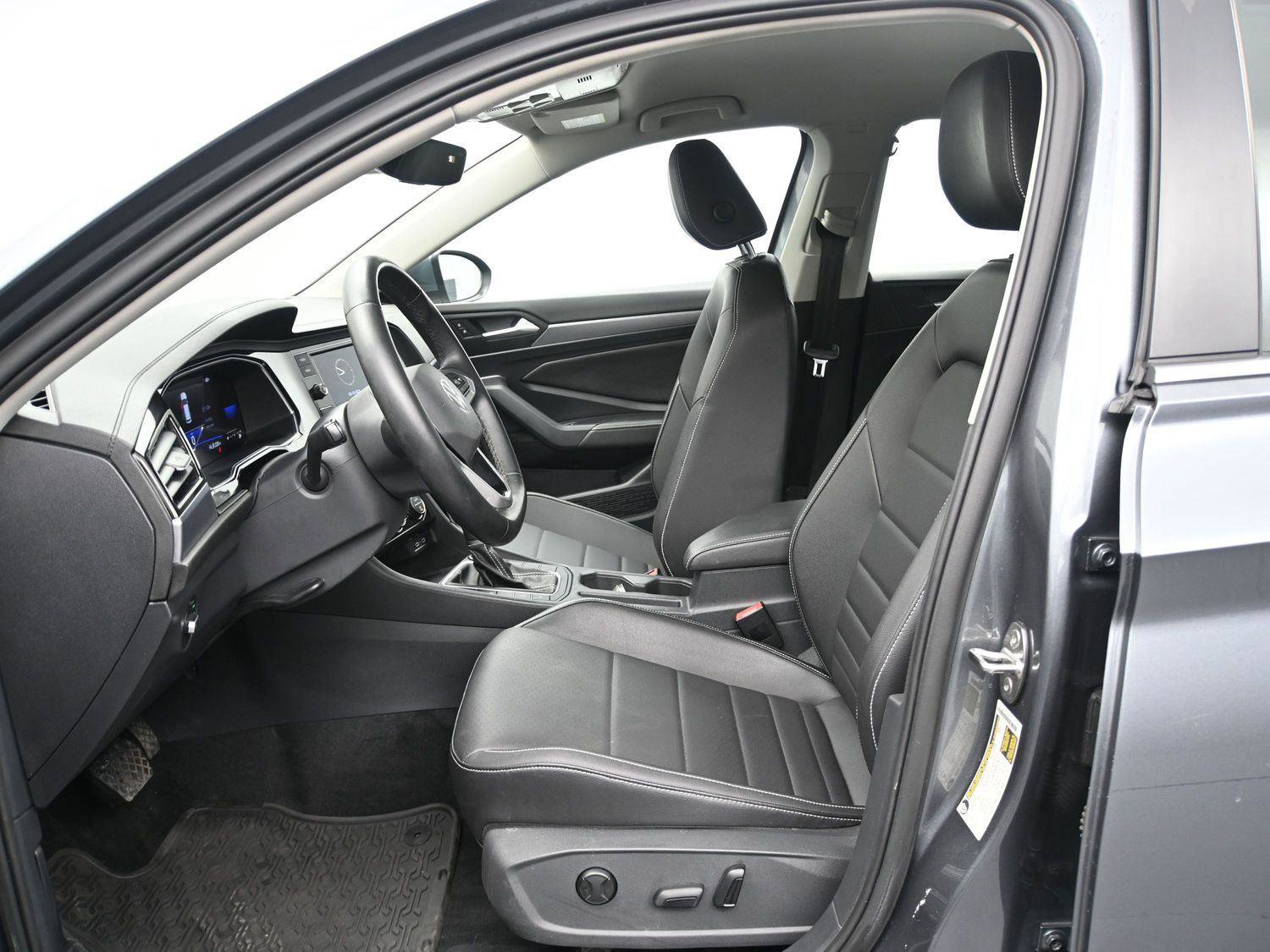 Certified 2023 Volkswagen Jetta SE image 4