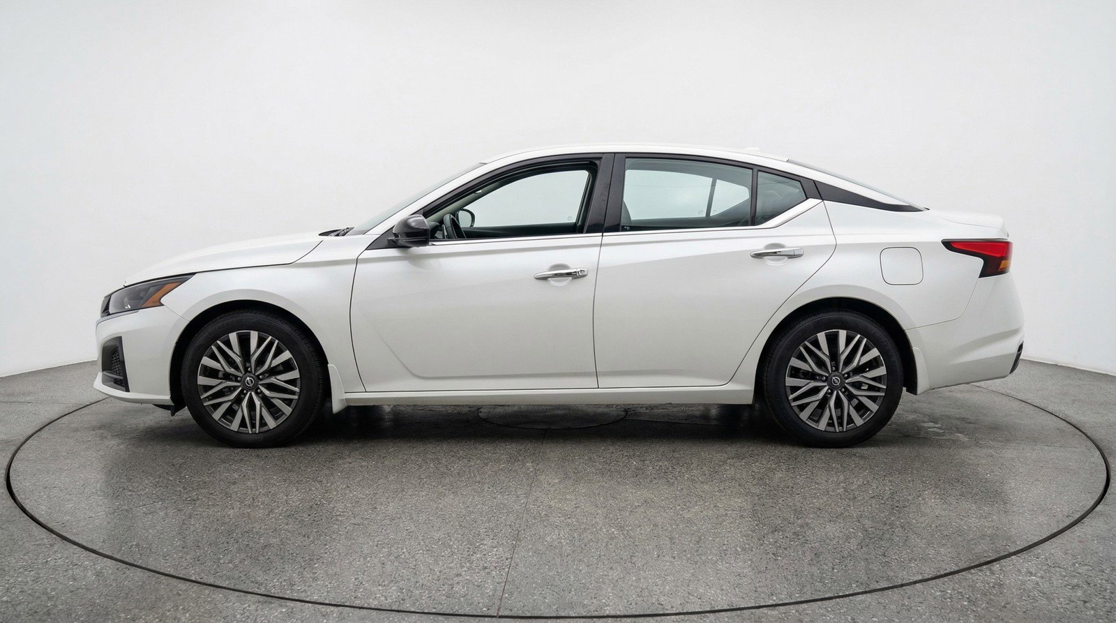 Used 2025 Nissan Altima 2.5 SV FWD image 5