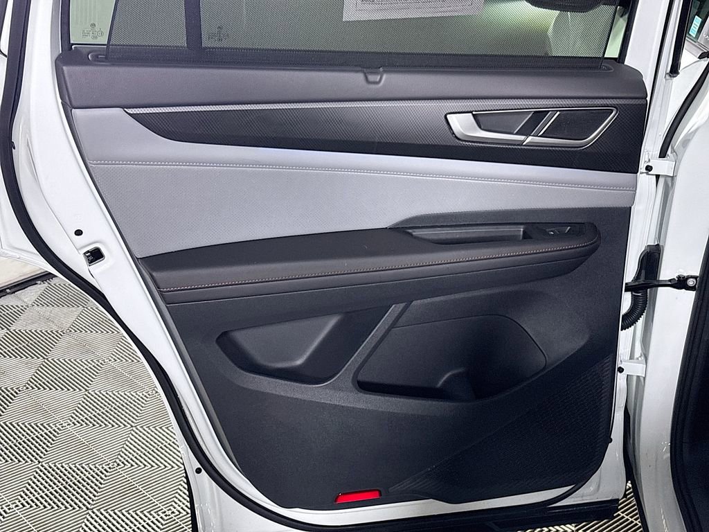 Certified 2025 Volkswagen Atlas Peak Edition SE AWD/4WD image 19