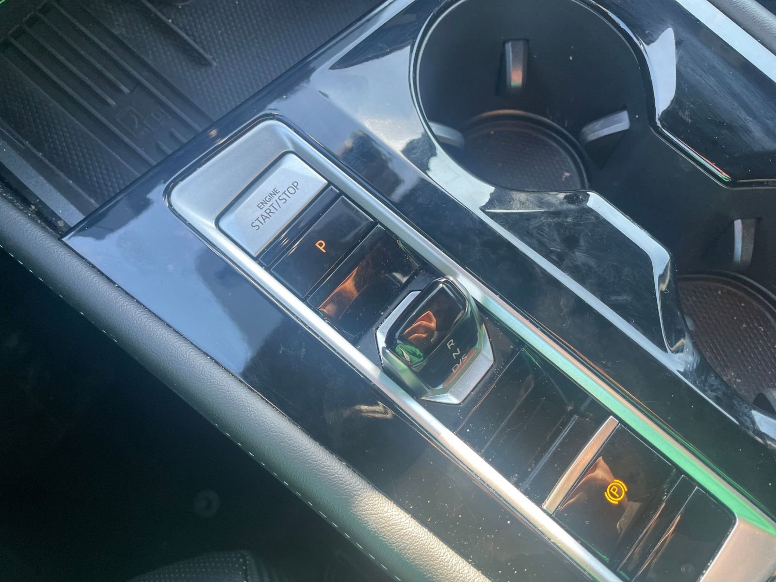 Used 2025 Volkswagen Atlas Cross Sport SE image 39