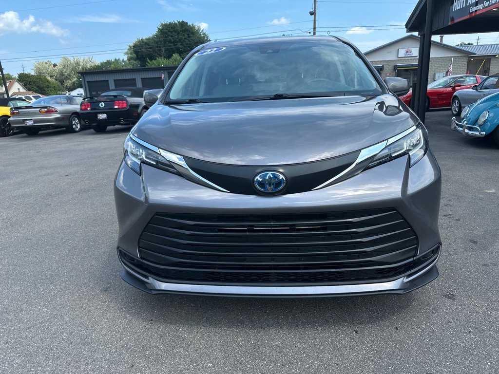 Used 2022 Toyota Sienna LE image 3