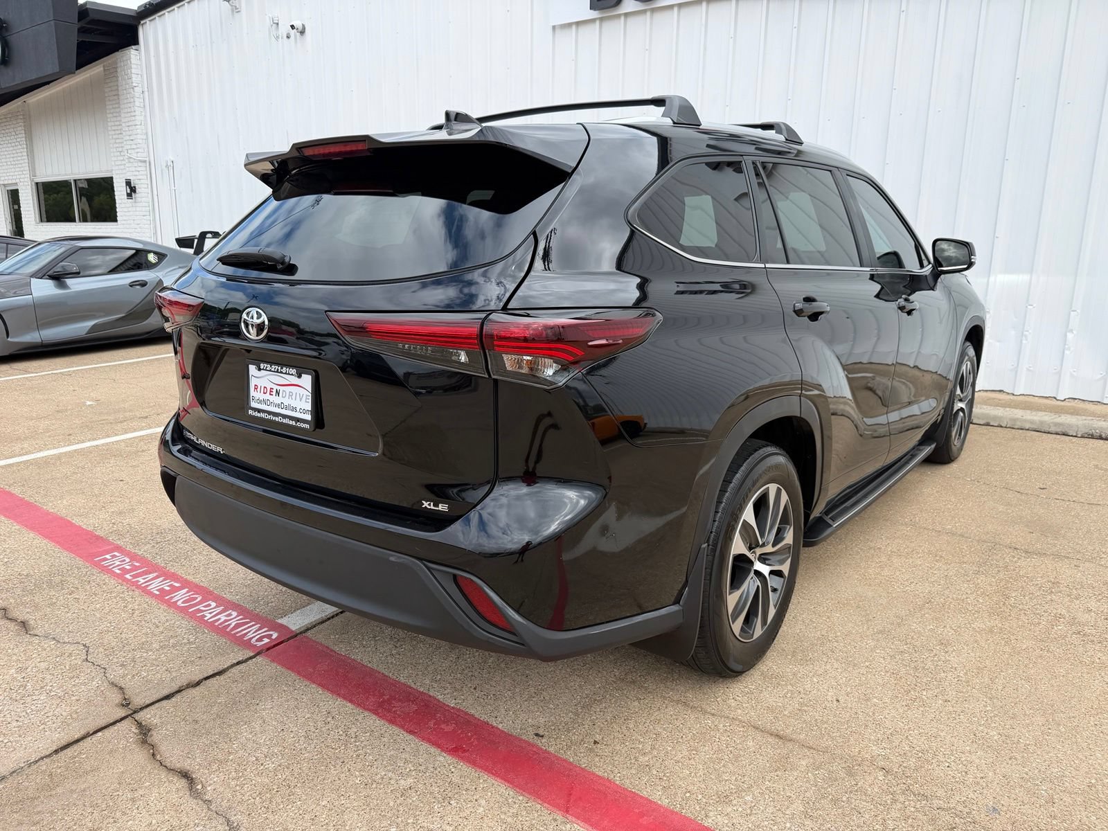 Used 2024 Toyota Highlander XLE FWD image 7