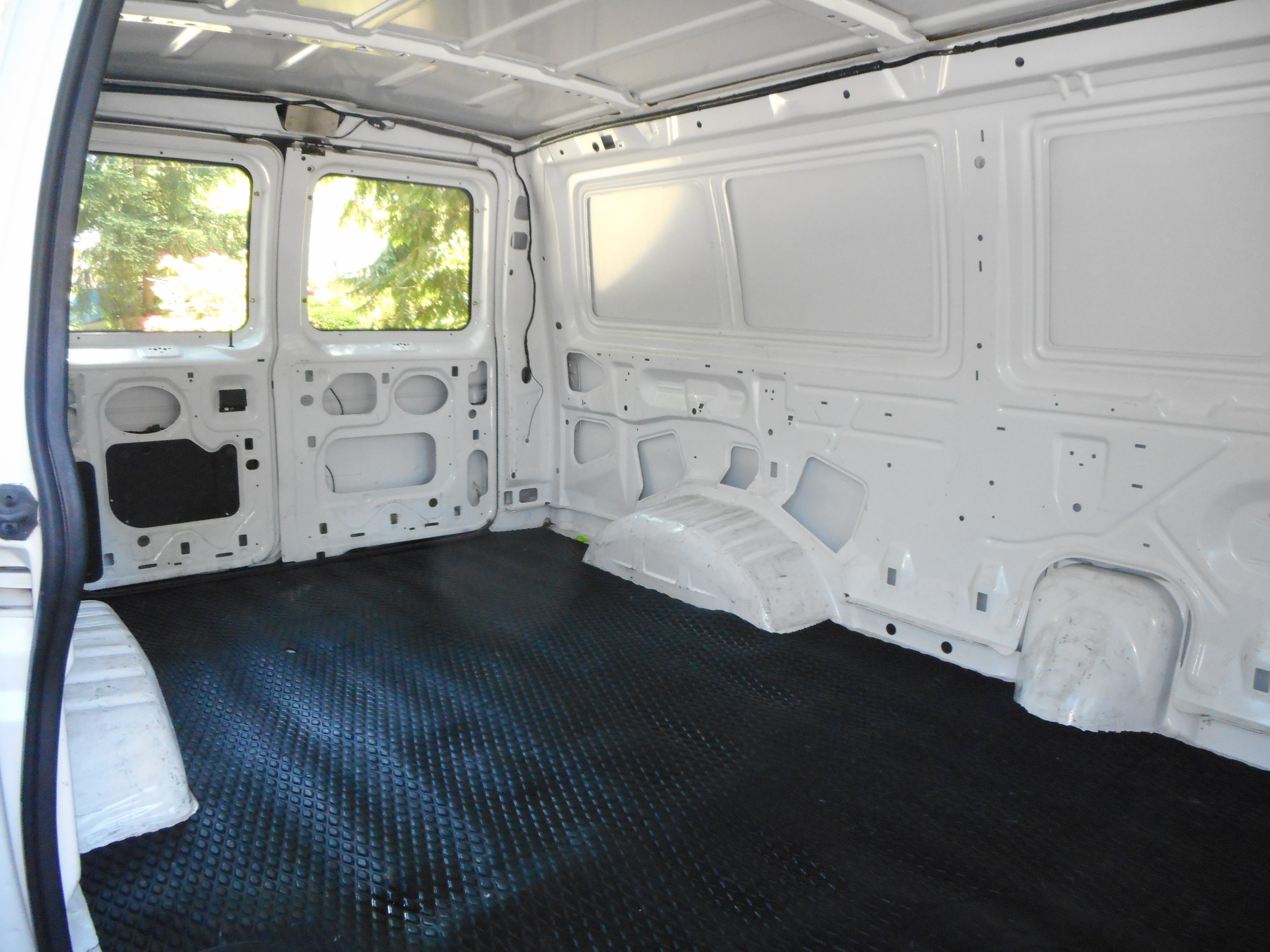 Used 2004 Ford E-350 and Econoline 350 Super Duty RWD image 23