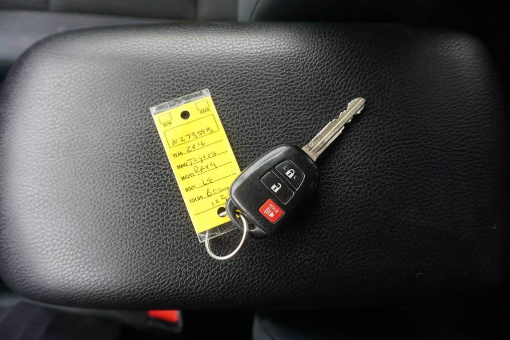 Used 2016 Toyota RAV4 LE image 23