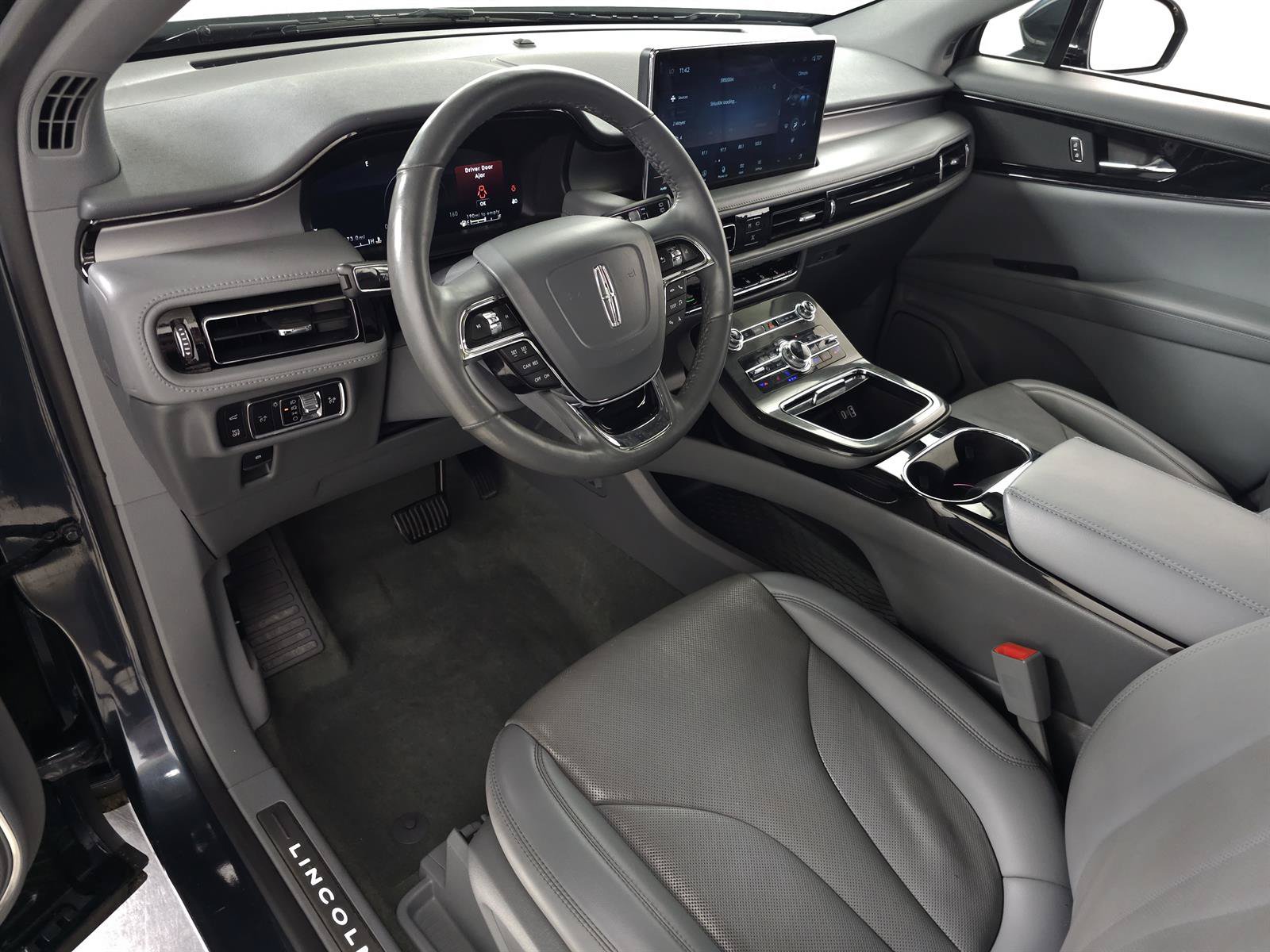 Used 2023 Lincoln Nautilus Reserve AWD/4WD image 14