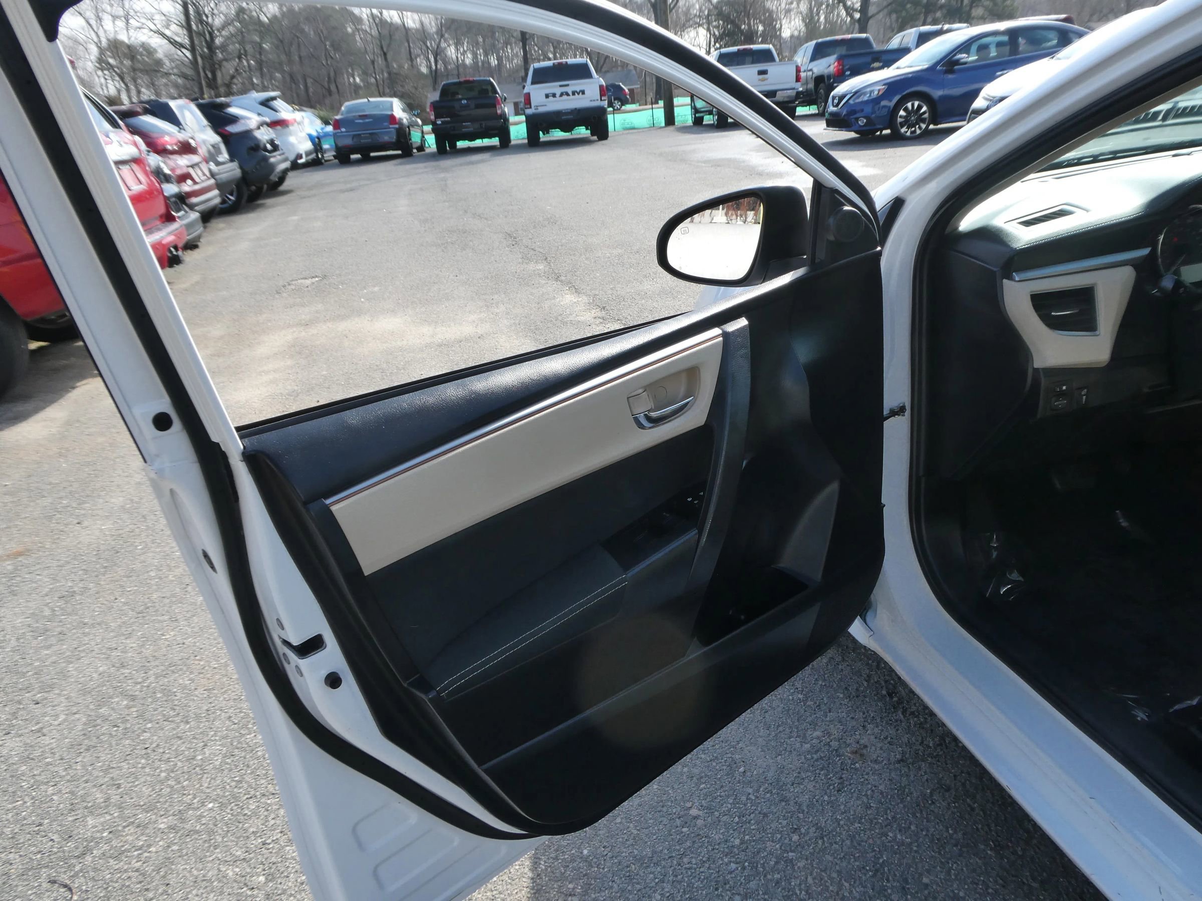 Used 2014 Toyota Corolla LE FWD image 11