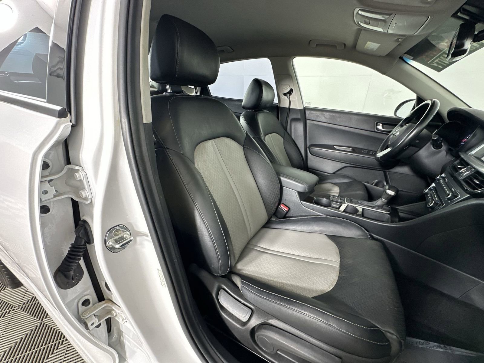 Used 2020 Kia Optima EX image 31