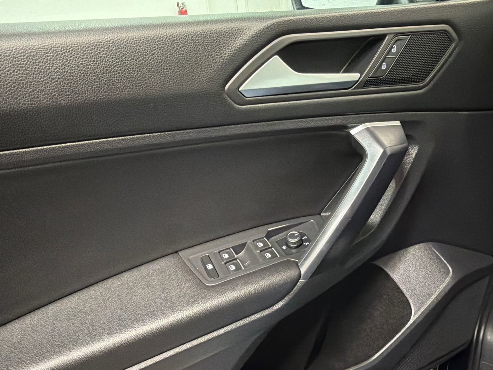 Used 2021 Volkswagen Tiguan SE FWD image 32