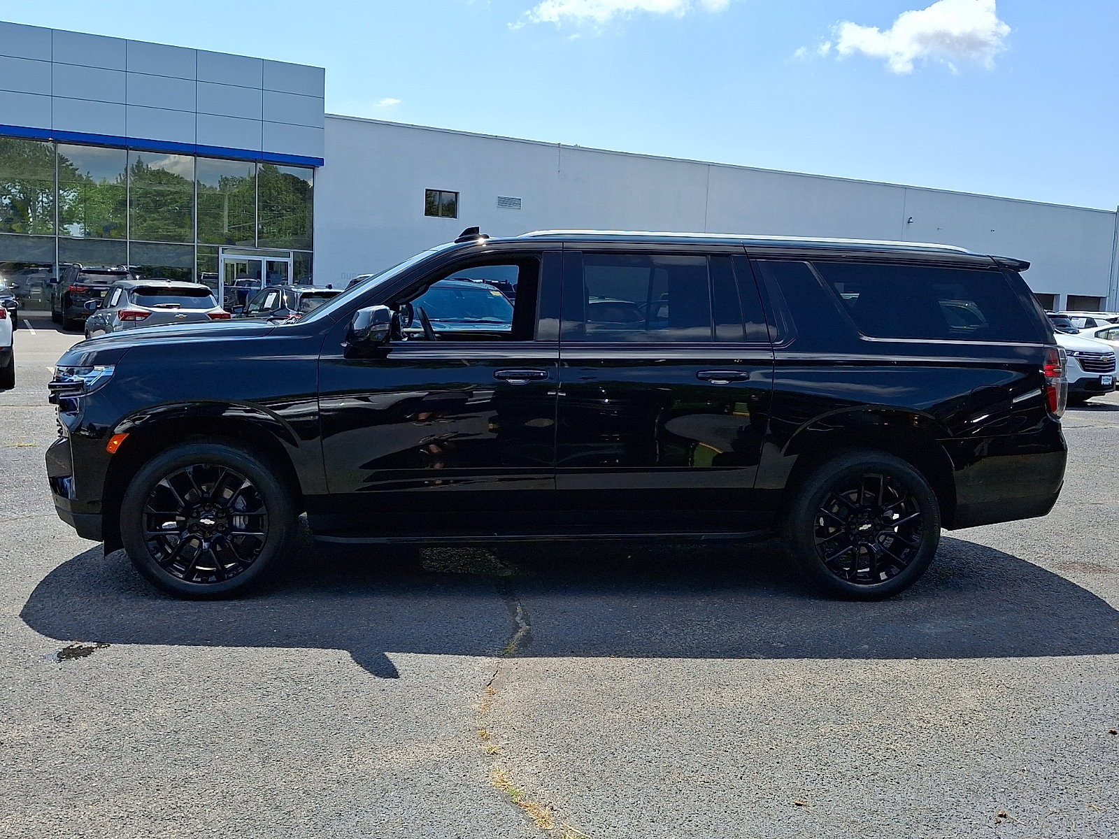 Used 2023 Chevrolet Suburban LT w/ LT Signature Plus Package AWD/4WD image 4