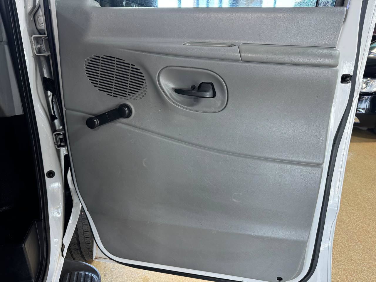 Used 2006 Ford E-350 and Econoline 350 XL RWD image 10