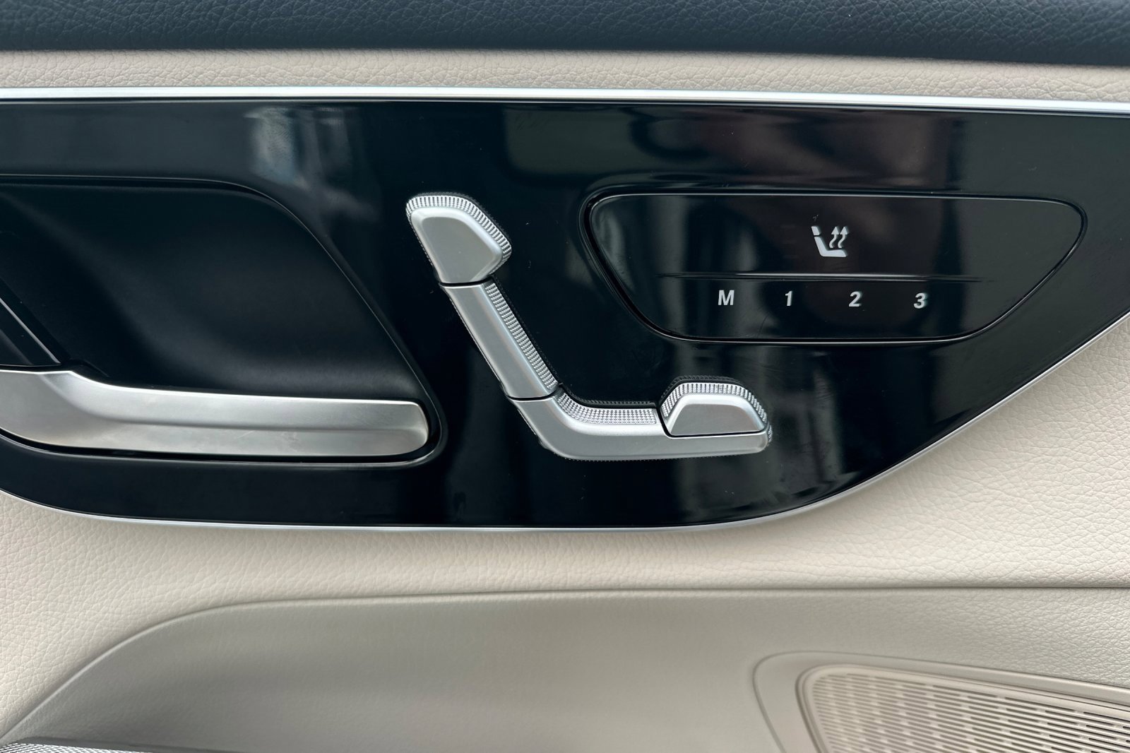 Used 2025 Mercedes-Benz GLC 300 4MATIC image 13