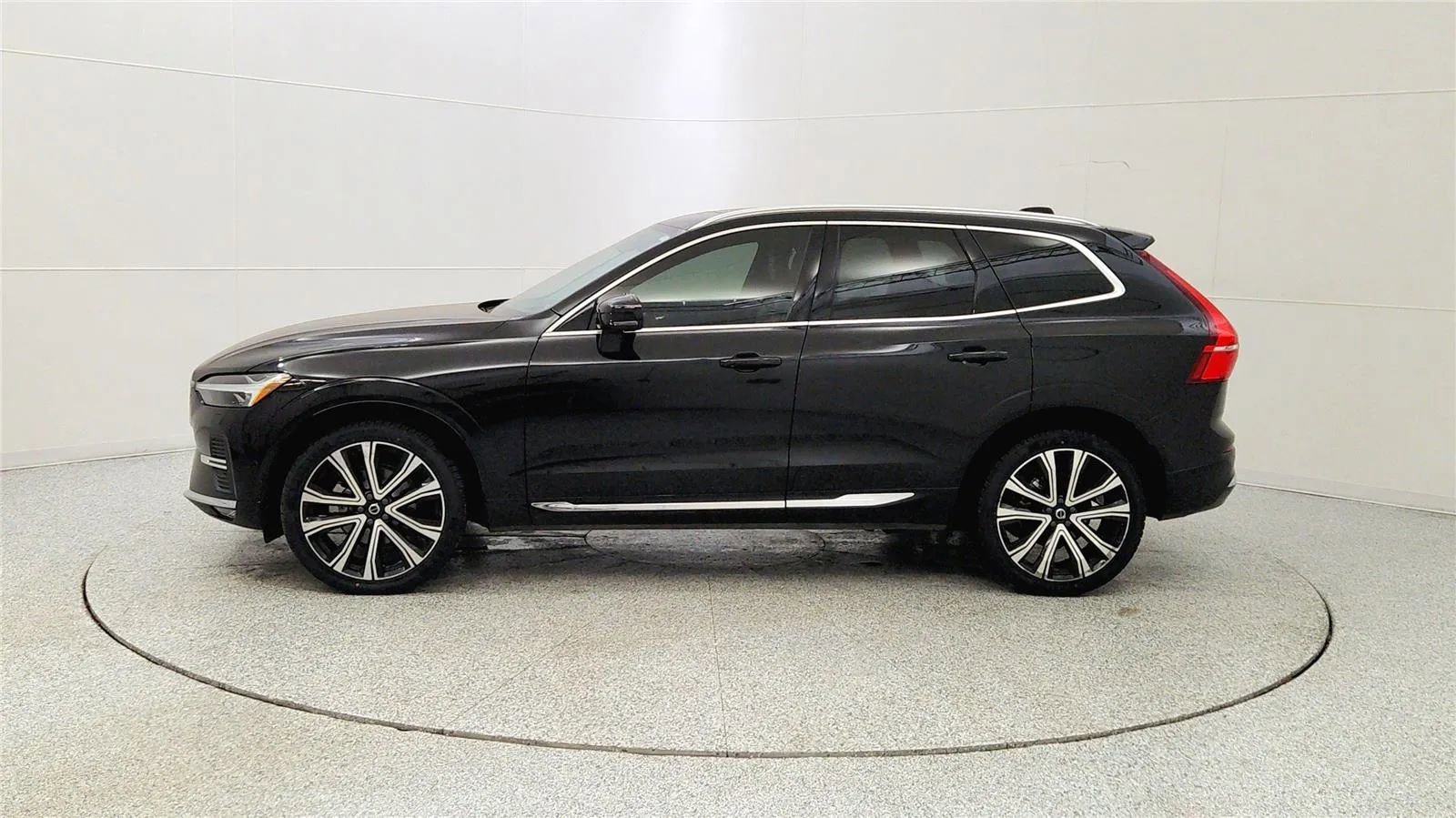 Used 2023 Volvo XC60 B5 Ultimate w/ Climate Package image 4