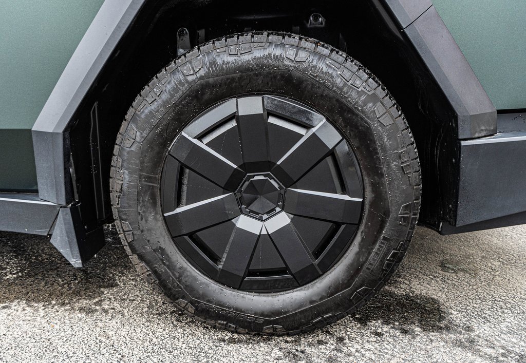 Used 2024 Tesla Cybertruck AWD Crew Cab image 41