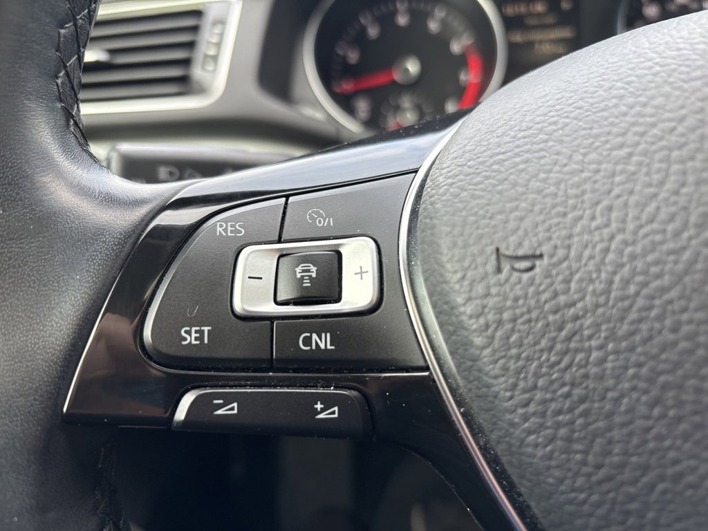 Used 2018 Volkswagen Passat 2.0T SEL Premium image 15