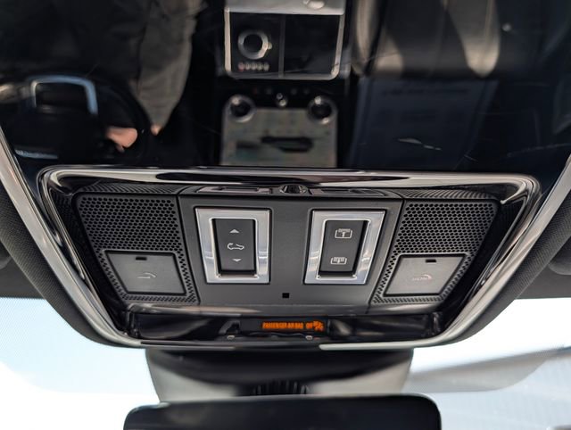 Used 2019 Land Rover Range Rover Velar S AWD/4WD image 24