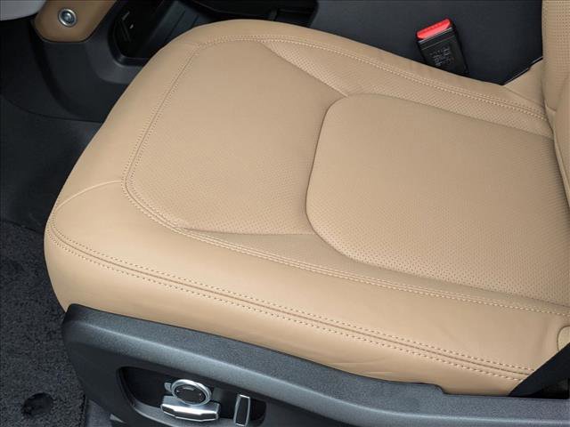 New 2026 Land Rover Defender 130 X-Dynamic SE image 4