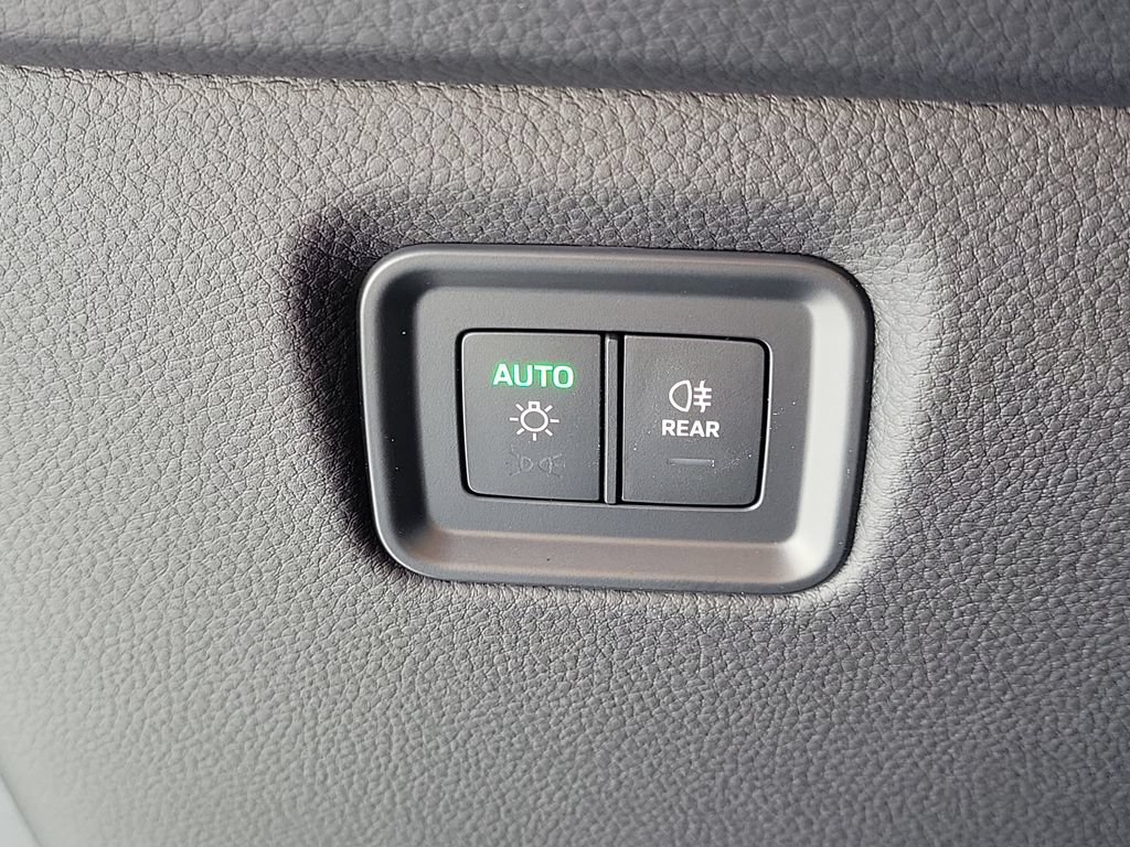 Certified 2025 Porsche Cayenne AWD/4WD image 38